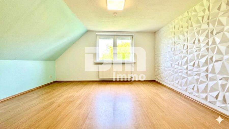 Charmantes Einfamilienhaus/Resthof mit viel Platz, modernisierter Technik und idyllischem Garten - Wohnhaus OG Schlafzimmer / Kind 1